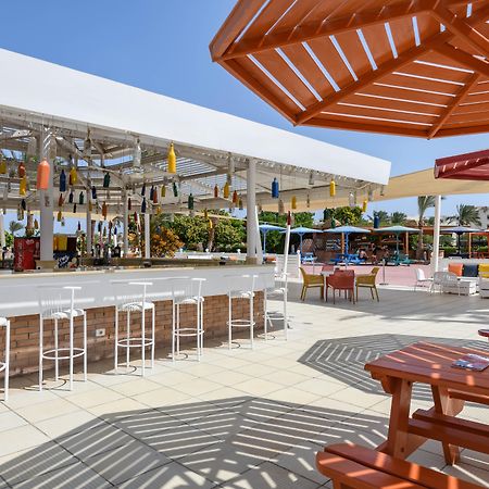 Desert Rose Resort Hurghada Esterno foto The pool bar at the Hilton San Diego Bayfront