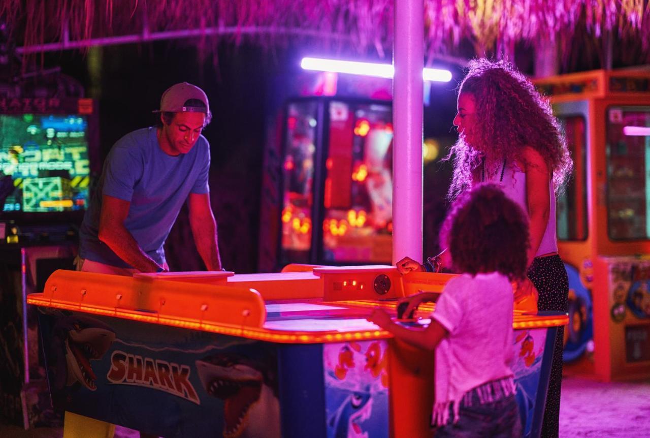 Desert Rose Resort Hurghada Esterno foto Air hockey table