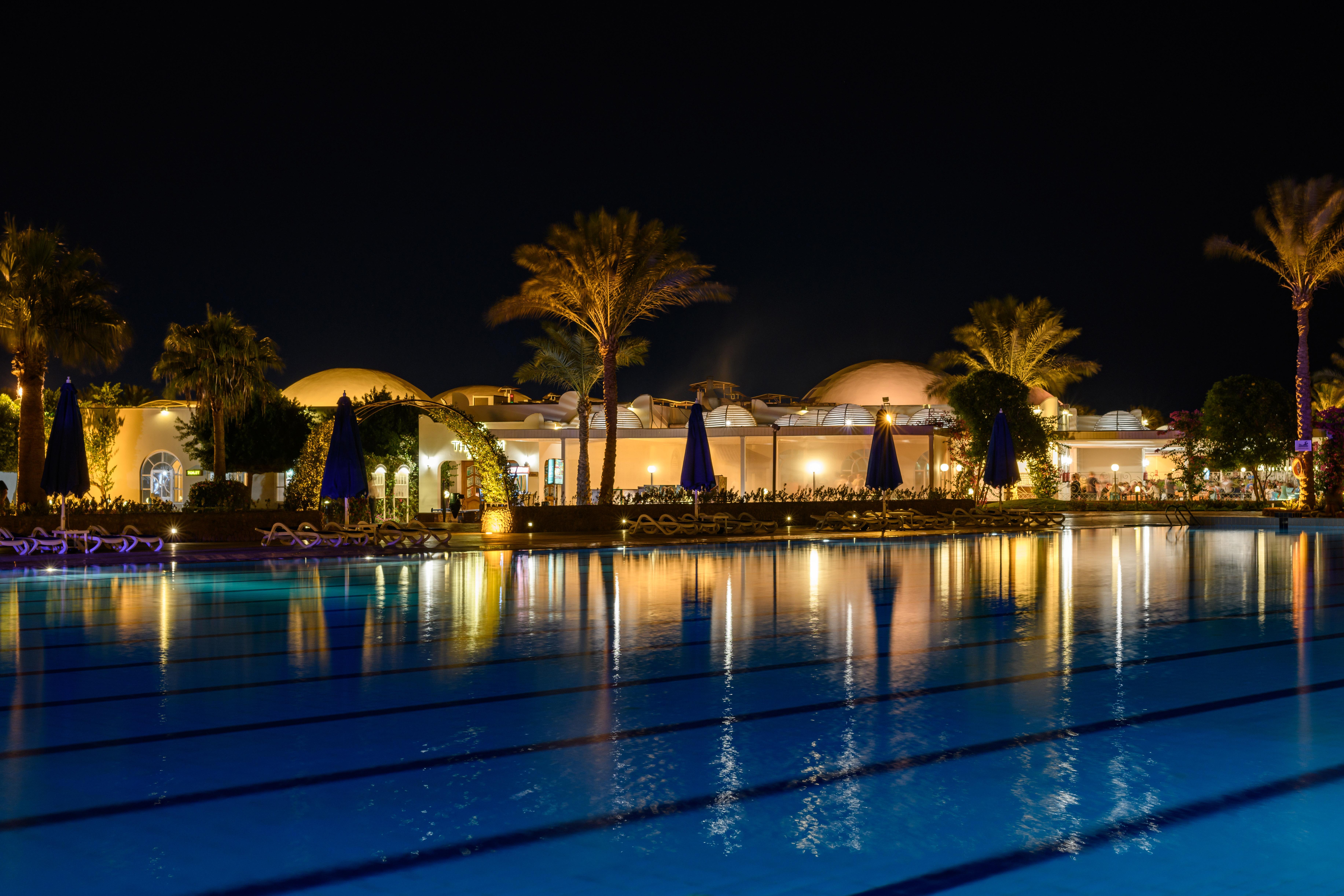 Desert Rose Resort Hurghada Esterno foto The resort at night