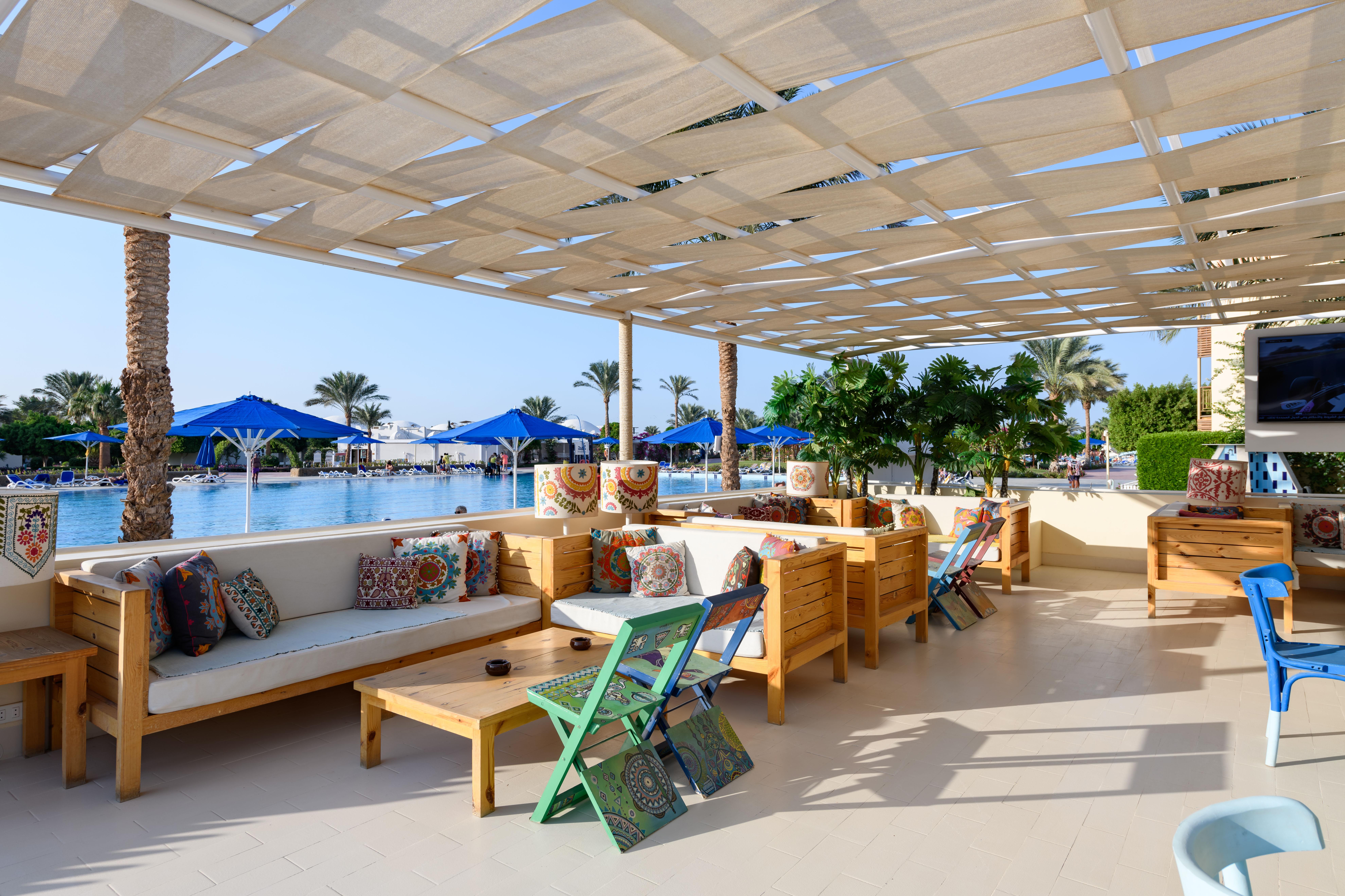 Desert Rose Resort Hurghada Esterno foto The pool bar at the Hilton Sharm El Sheikh