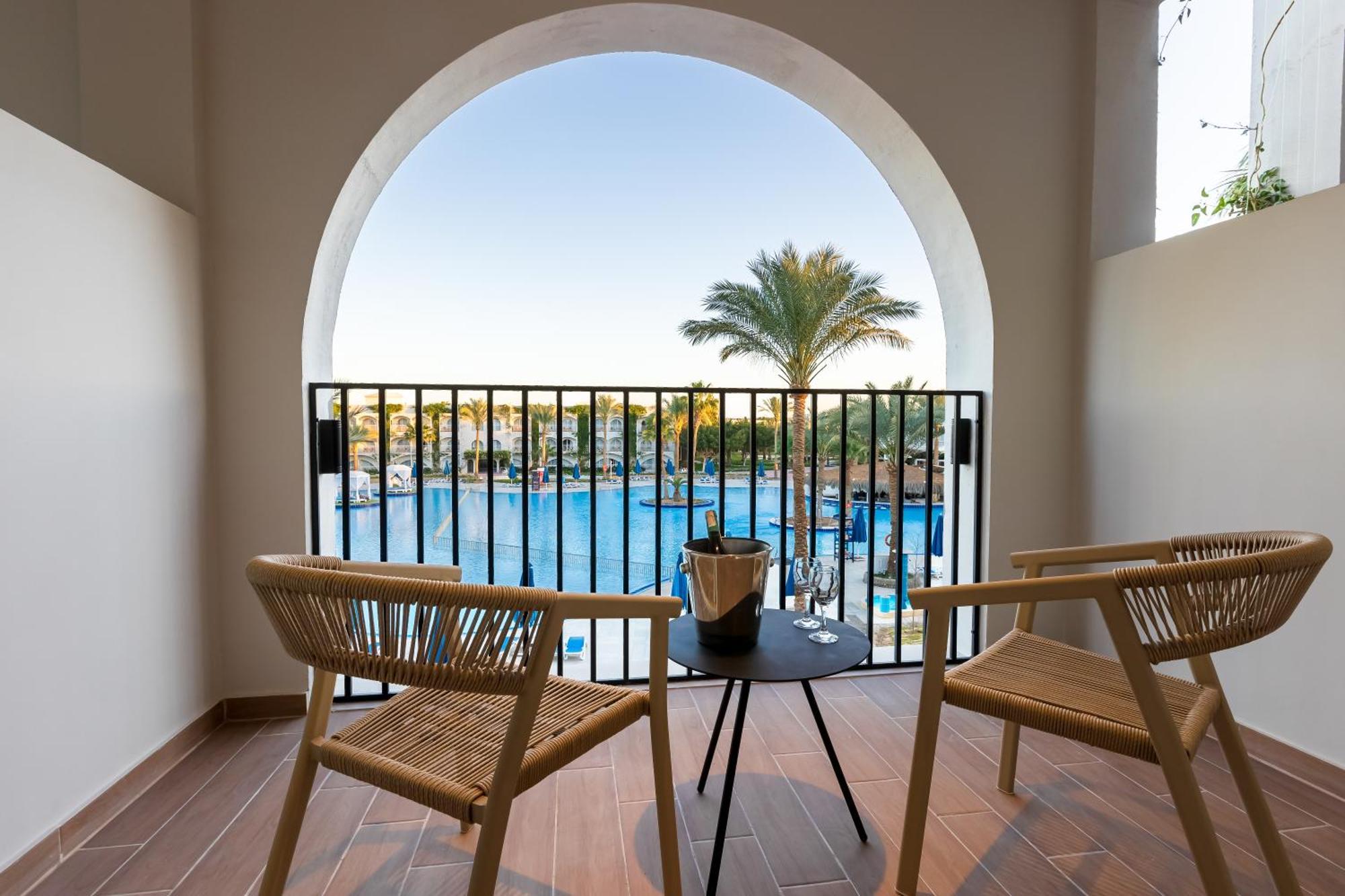 Desert Rose Resort Hurghada Esterno foto Balcony of a hotel room