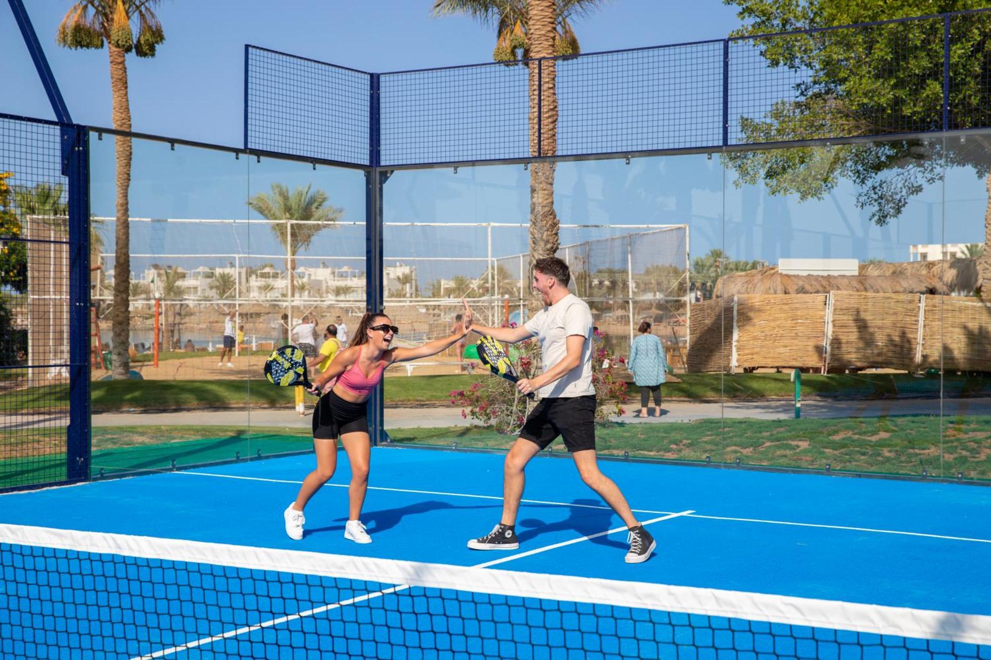 Desert Rose Resort Hurghada Esterno foto A paddle tennis court