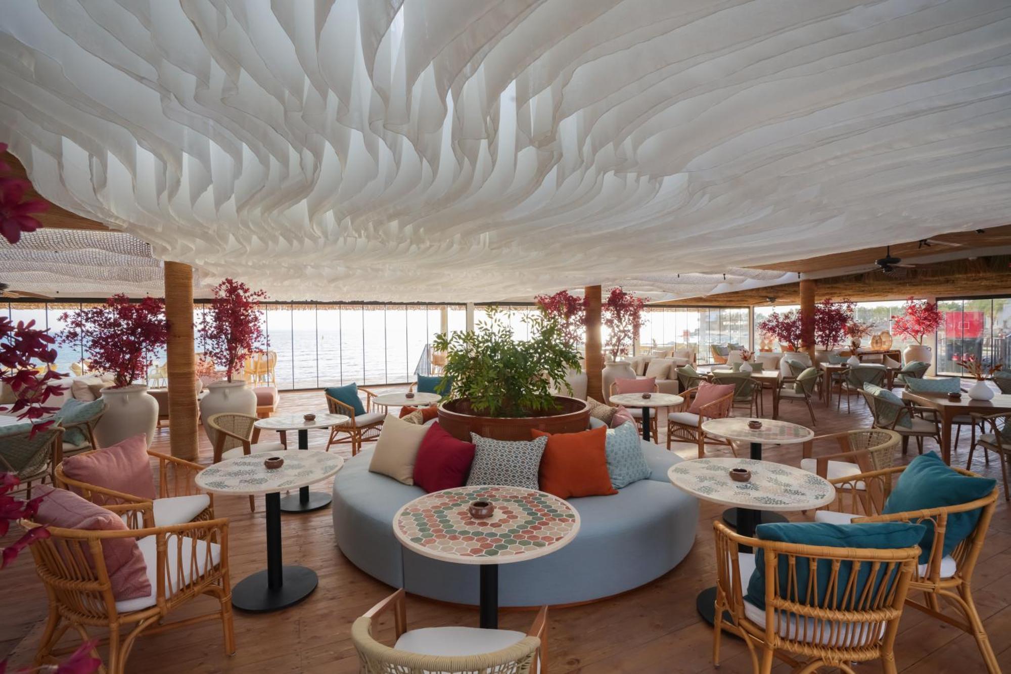 Desert Rose Resort Hurghada Esterno foto The interior of the restaurant