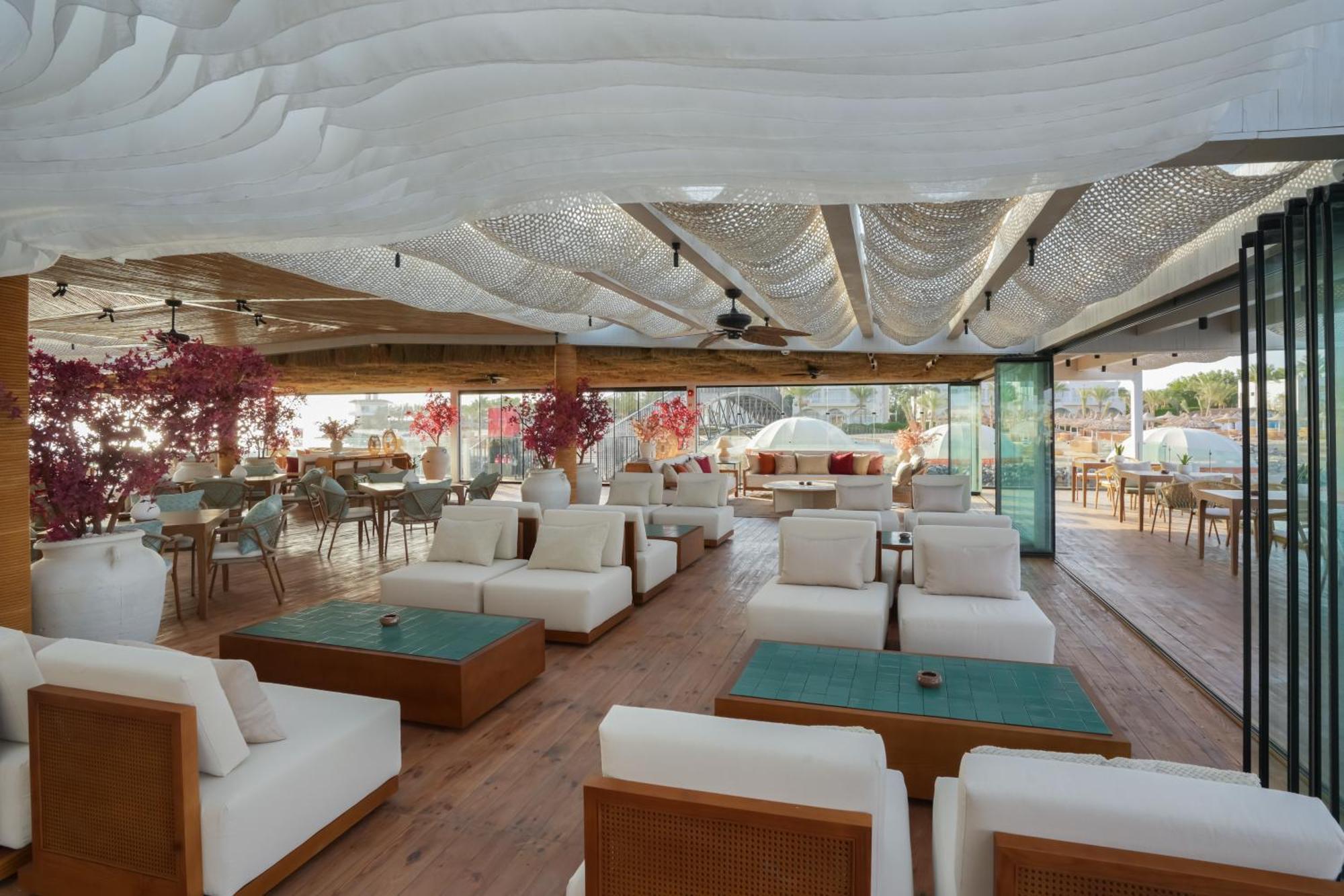 Desert Rose Resort Hurghada Esterno foto The interior of the restaurant