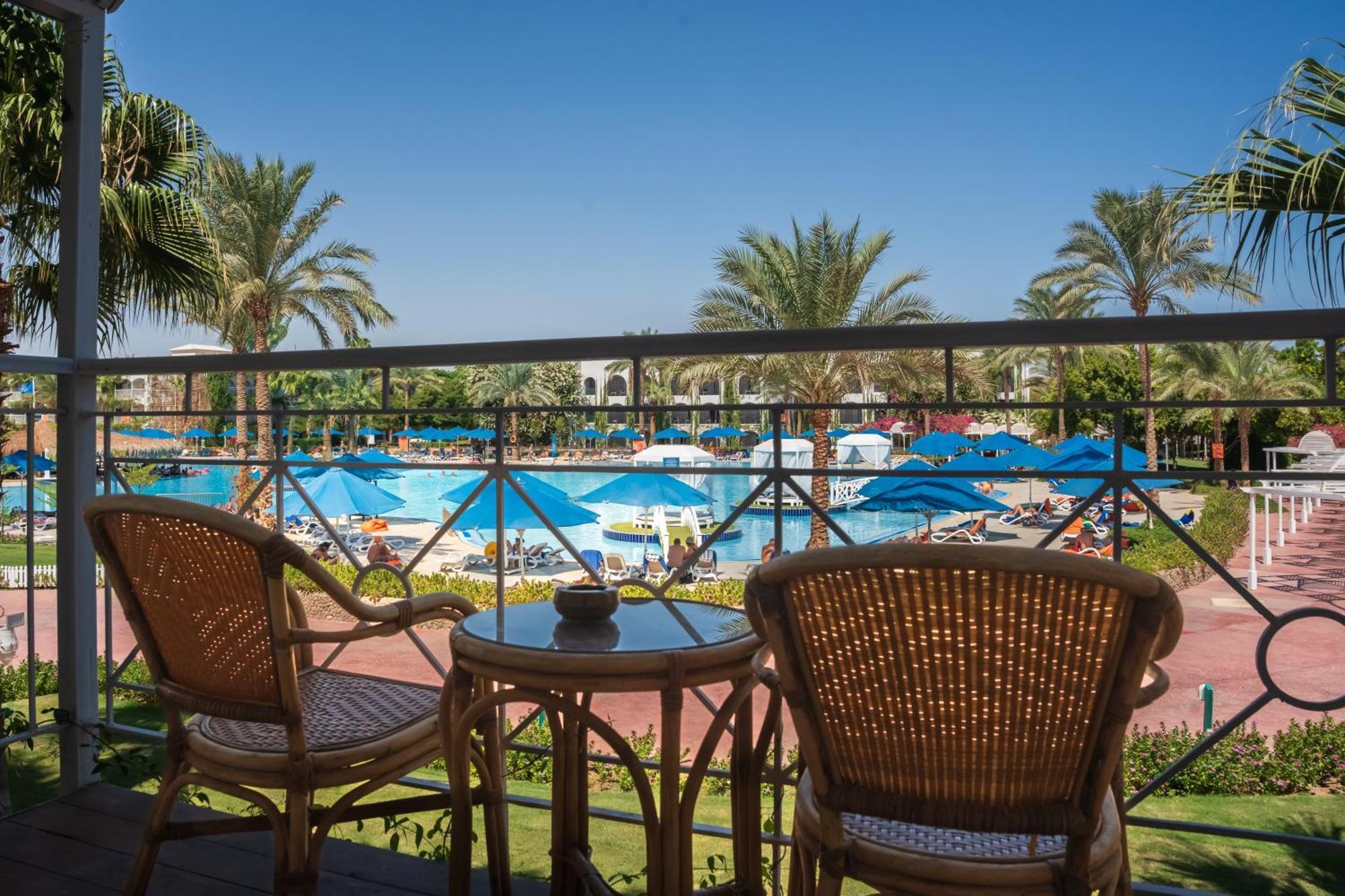 Desert Rose Resort Hurghada Esterno foto View of the pool at the Grand Hotel